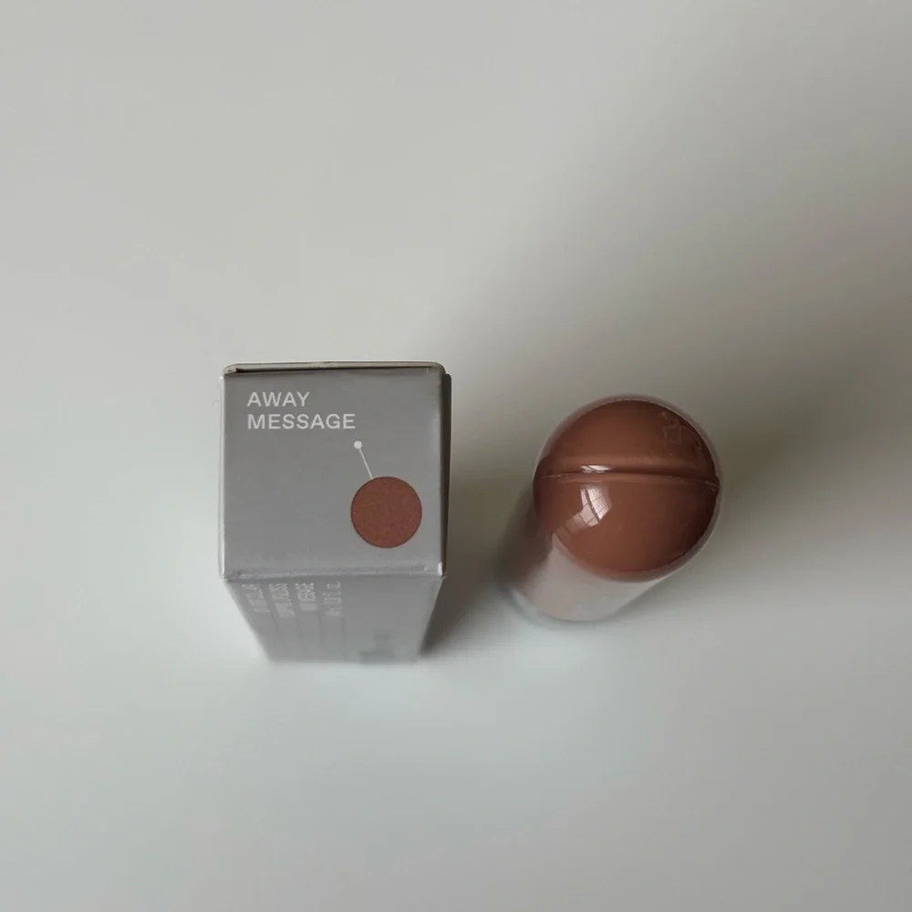 r.e.m. beauty Plumping Lipgloss in Away Message
